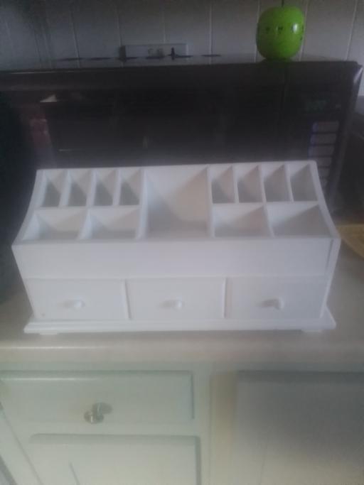  — WHITE VANITY STAND