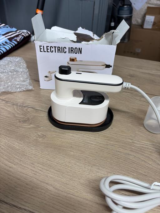  — Small electric iron