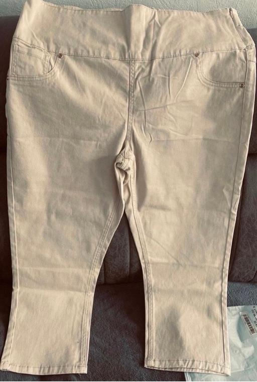  — Ladies 3/4 length trousers size 18