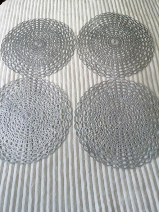  — (4) Table mats