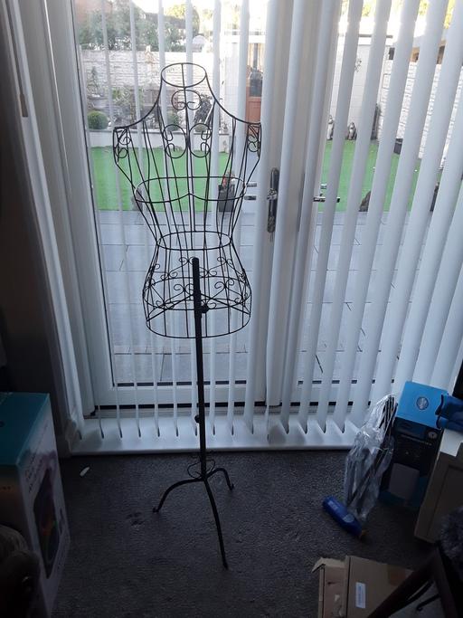  — female mannequin stand