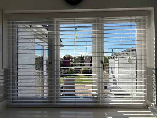  — WHITE WOODEN VENETIAN BLIND