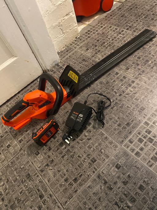  — Portable hedge trimmer