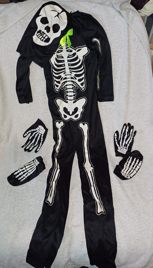  — Glow in the dark skeleton outfit age 8-10 new