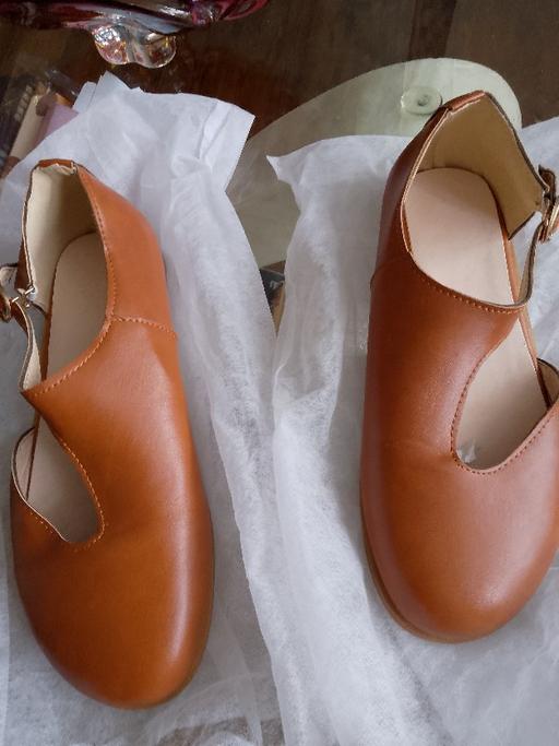  — Lovely tan flat shoe 35