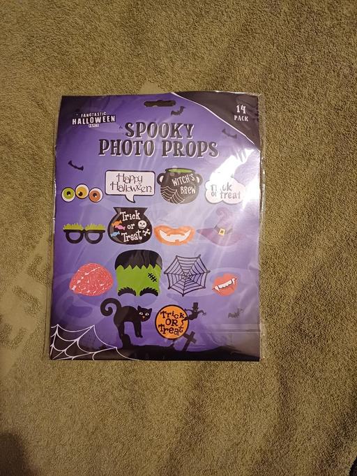  — Spooky photo props. New