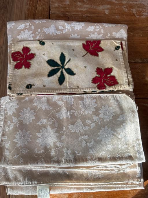  — Tablecloth and napkins