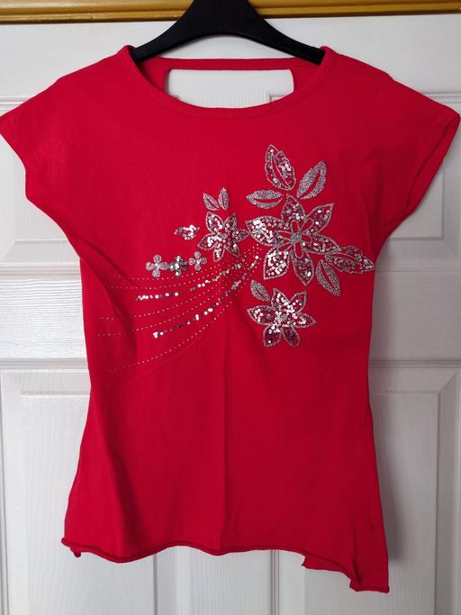  — Women's red top size M/L