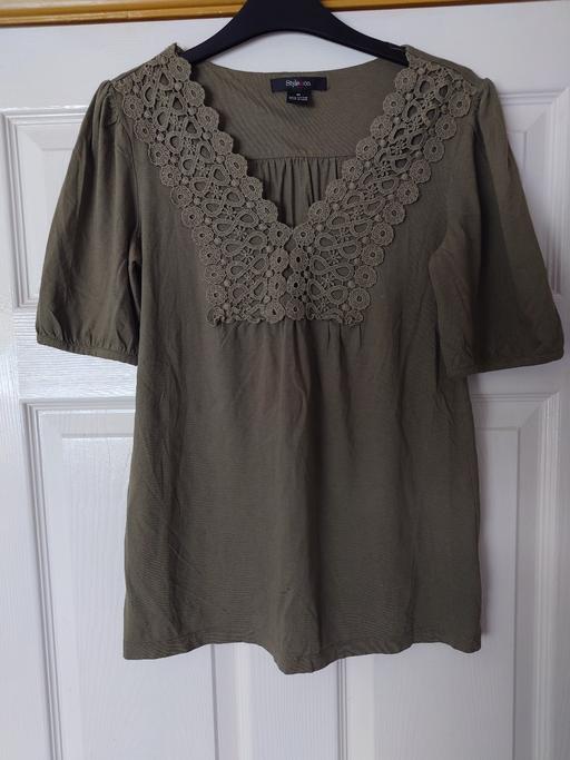  — Women's green top size S