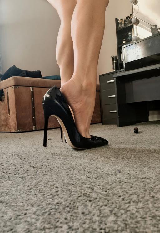  — Worn black patent heels 👠 👣