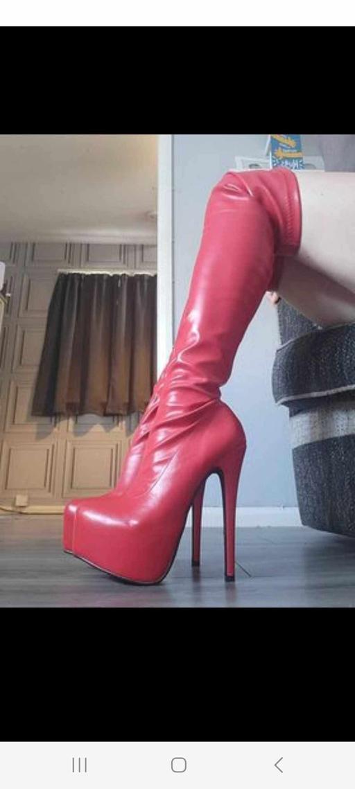  — worn thigh high boots 👠 👣