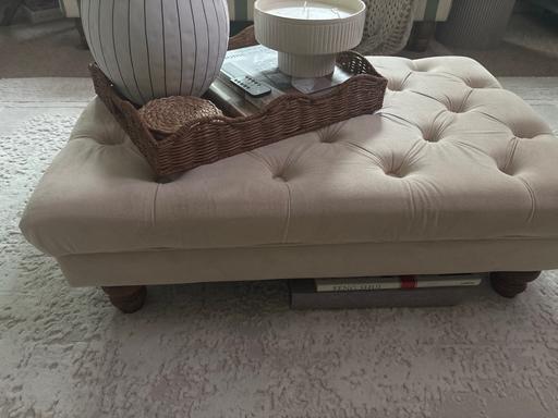  — Velvet buttoned stool