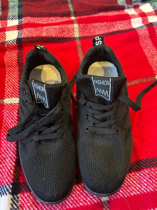  — Ladies trainers