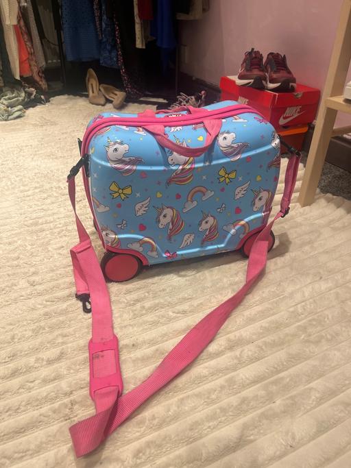  — Unicorn suitcase