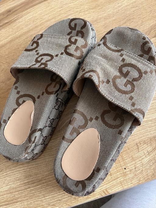  — Women’s platform sliders