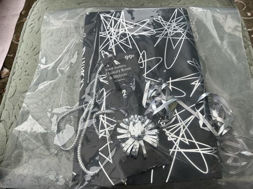  — Gift bag and ribbon