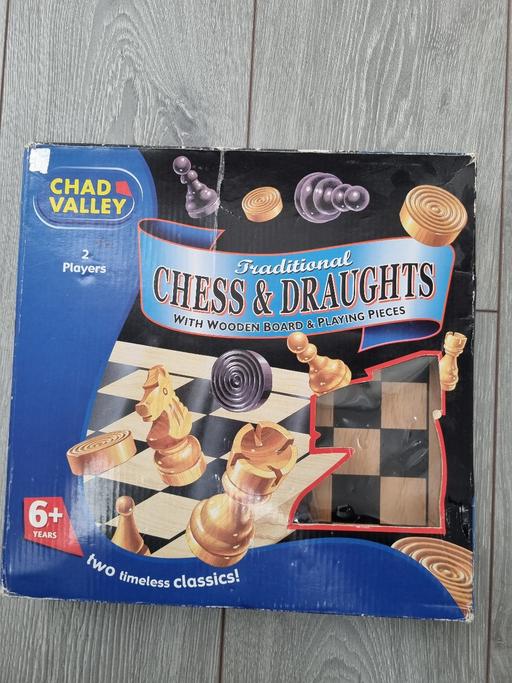  — Chess and draughts set