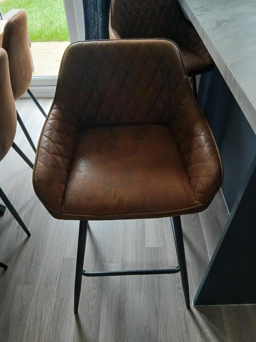  — 2x breakfast bar stools