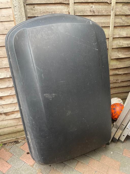  — Car roof box with key