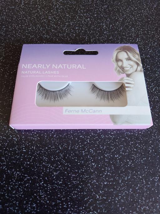  — Ferne McCann false eyelashes