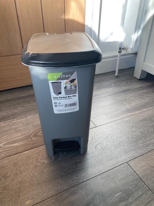  — Small pedal bin