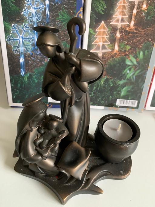  — Xmas decorations buyer collect