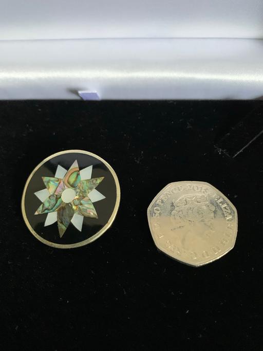  — Silver vintage brooch buyer collects