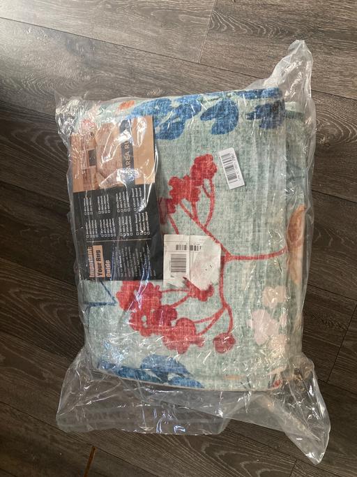  — Large carpet