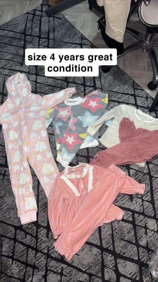  — Girls pjs size 4 years