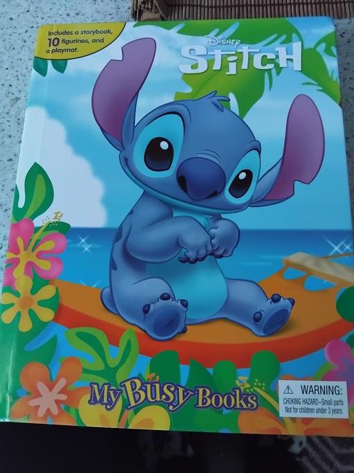  — stitch story book ,10figurines and a playmat