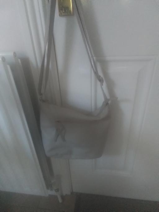  — LADIES GREY SHOULDER HANDBAG