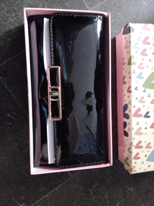  — purse in gift box