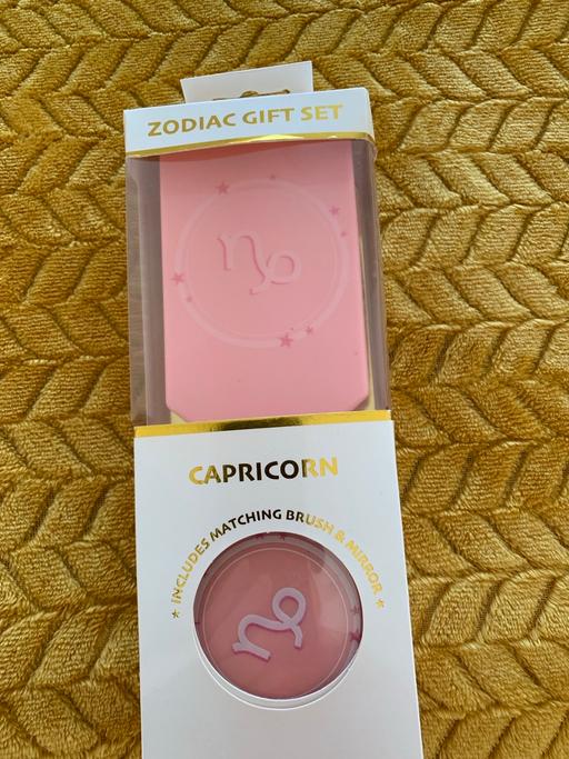  — Brush + mirror set BNWT buyer collect