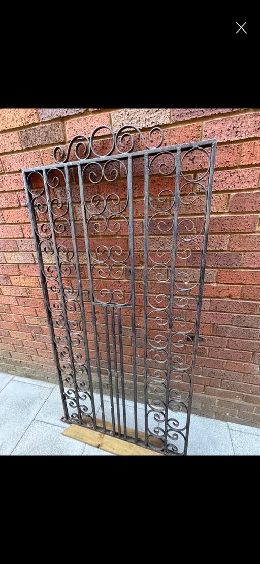  — Metal gate
