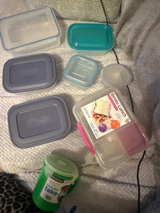  — 8 Tupperware bundle