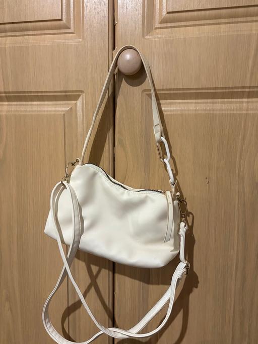  — white shoulder bag with strap