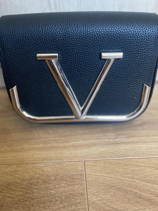  — Elegant Black Leather Crossbody Bag