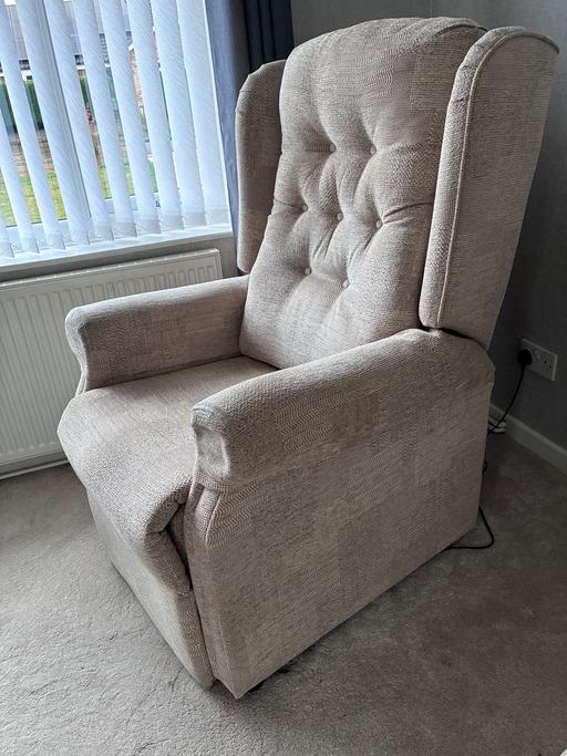 — Grosvenor Electric Rise & Recline Chair
