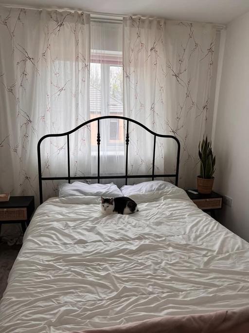  — King sized ikea bed