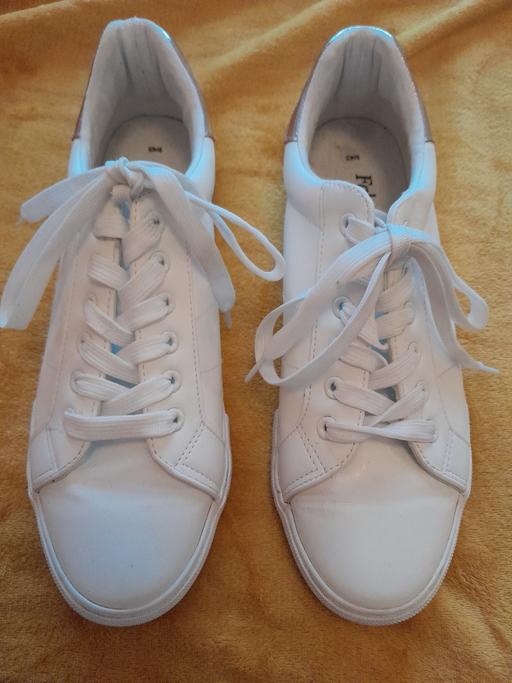  — Ladies trainers