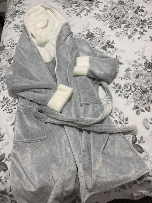  — Robe