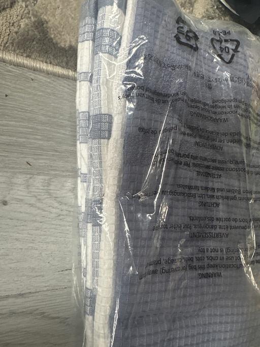  — Brand new pack of 6 tea towels