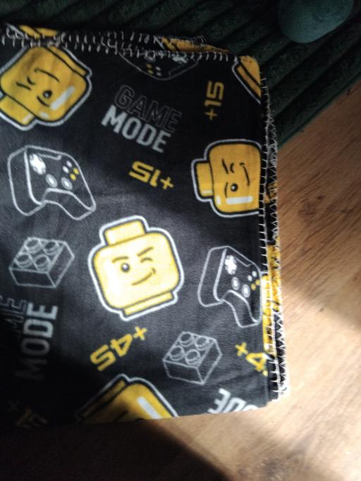  — lego head fleece throw