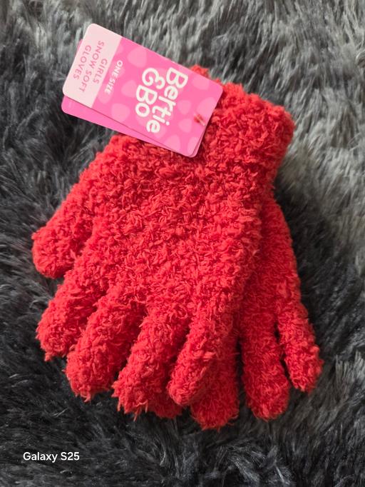  — Girls gloves