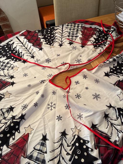  — Christmas Tree Skirt