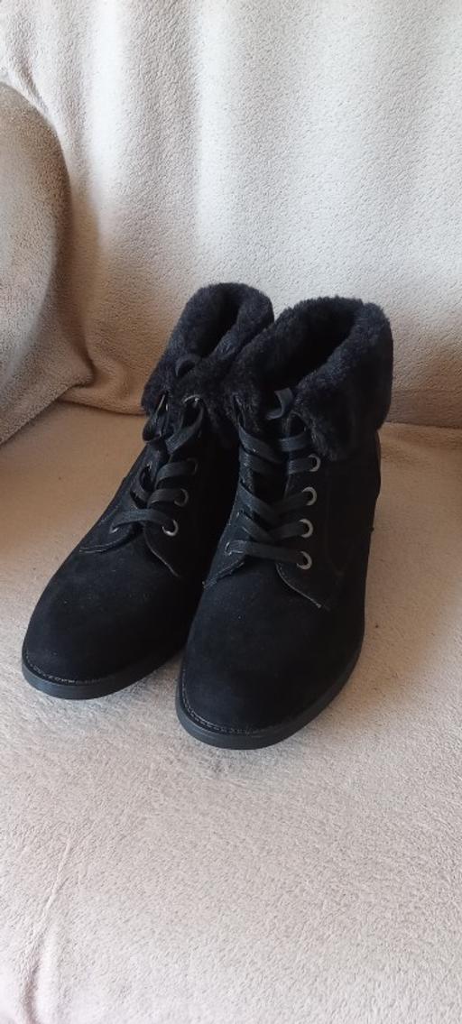  — Ladies boots brand new