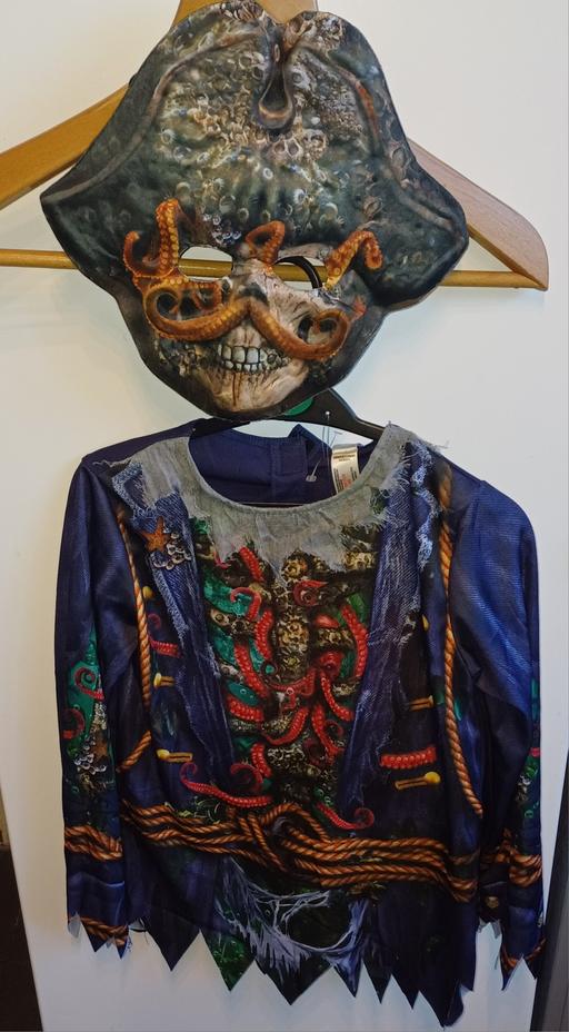  — Pirate costume age 9-10
new