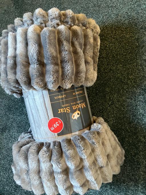  — New Grey throw