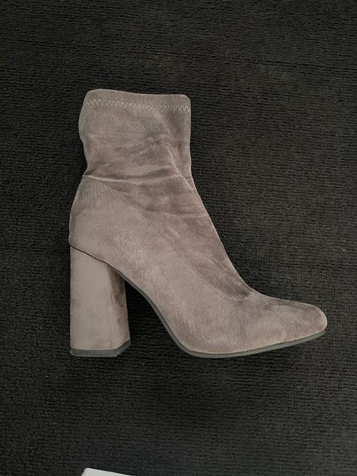  — Ankle boots size 5