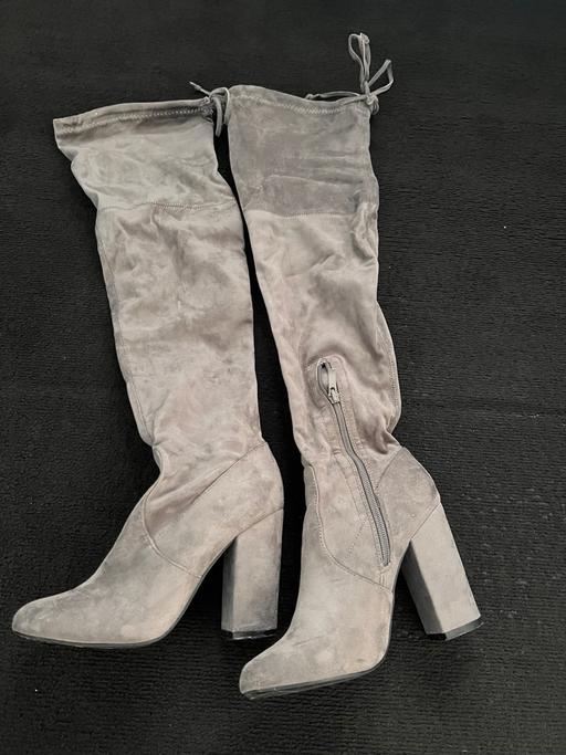  — Over knee boots